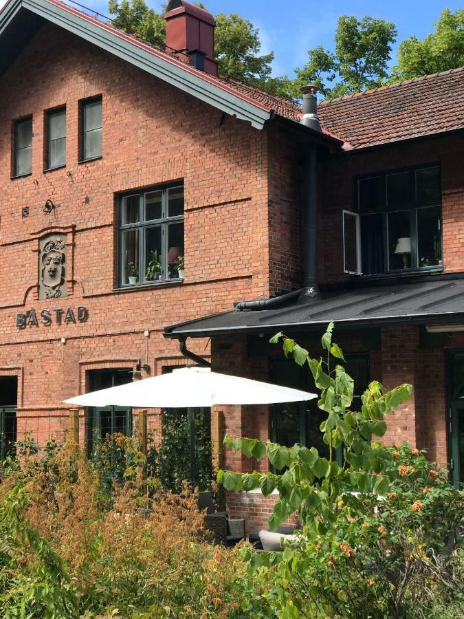 Tree Top Hill - The Old Station House - Bastad Holiday Apartments Екстериор снимка